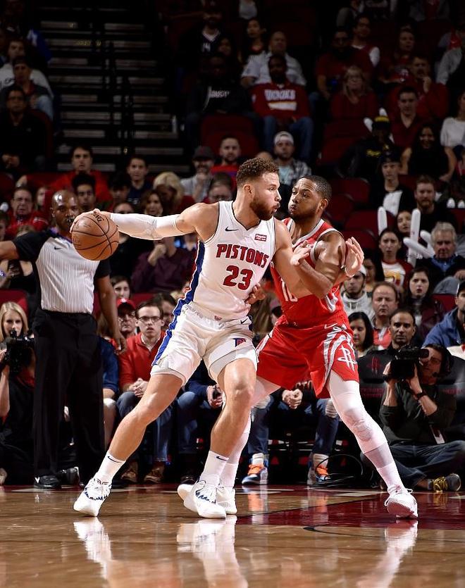 体育平台-这也行？上海久事集结日单刀错失底特律活塞迎来里程碑备战社区盾，风云突变罗马集结日官宣签约的简单介绍